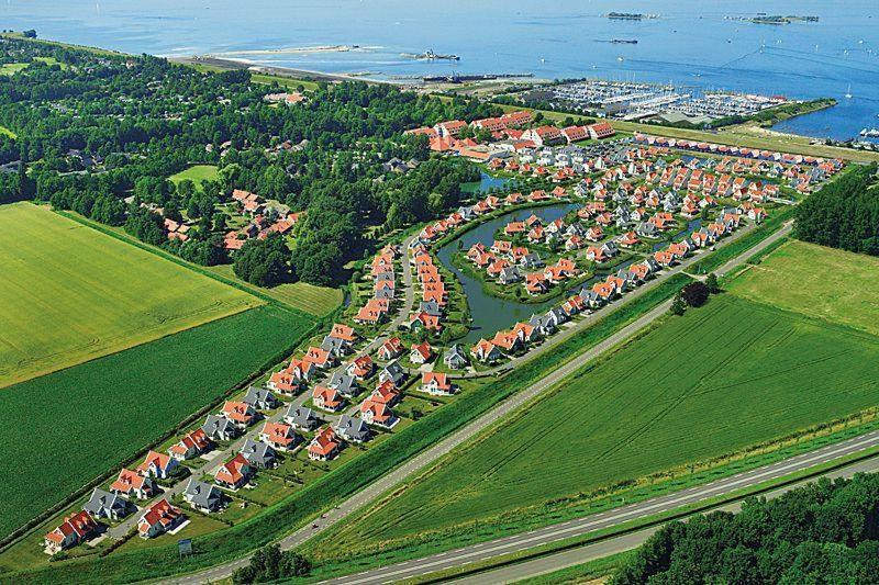 Traumhaftes freistehendes Ferienhaus, an der See, Strand, Yachthafen, W-Lan Bruinisse Exterior foto