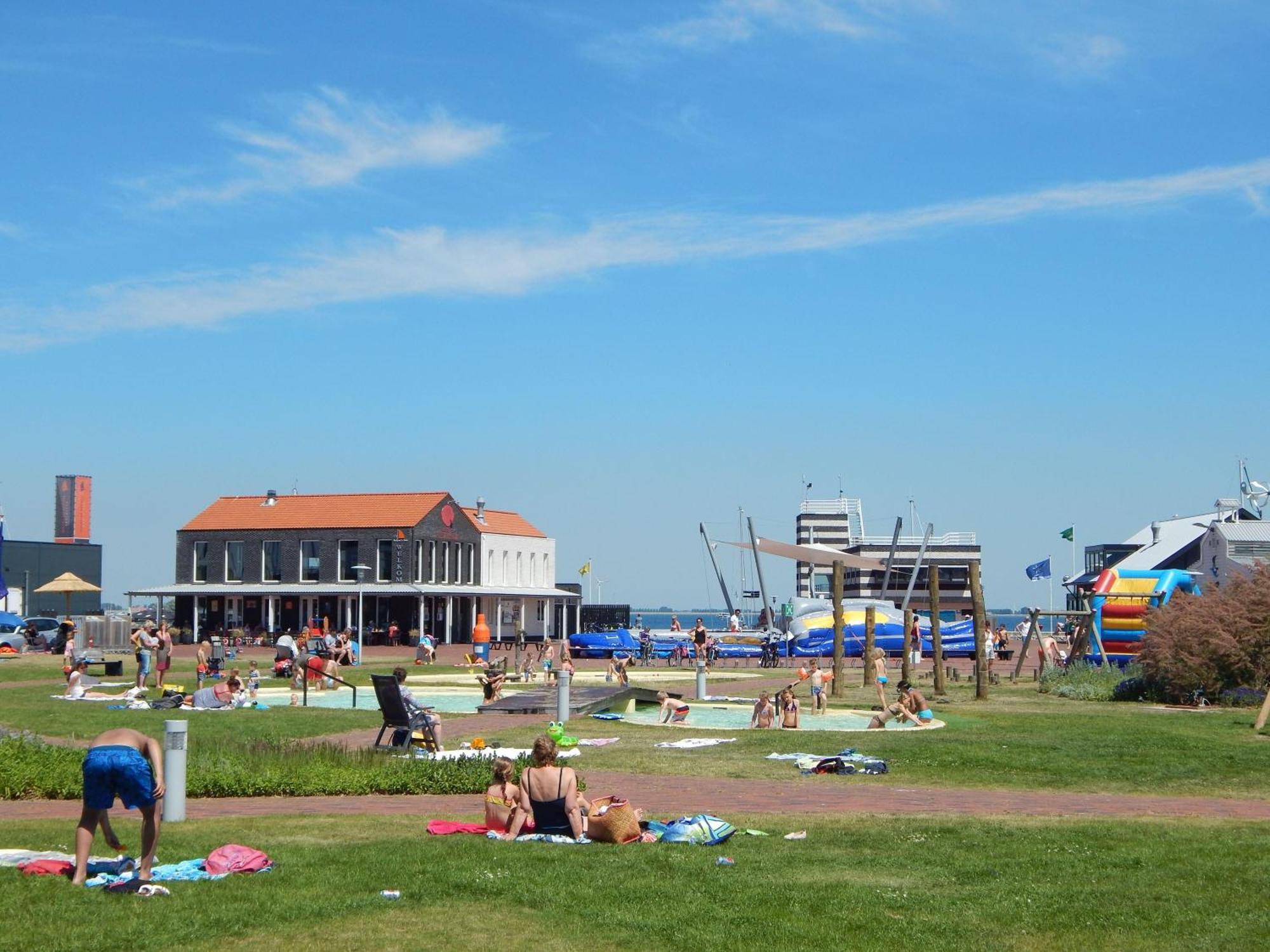 Traumhaftes freistehendes Ferienhaus, an der See, Strand, Yachthafen, W-Lan Bruinisse Exterior foto